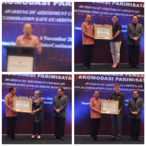 PENYERAHAN SERTIFIKAT ASESMENSISTEM MANAJEMEN PENGAMANANAKOMODASI PARIWISATA.