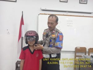 Satlantas Polres Badung Bagi-Bagi Helm.