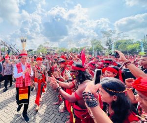 Panglima Jilah Pastikan Pasukan Merah Suku Dayak Kawal Jokowi Satu Komando