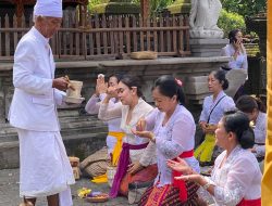 Ny. Antari Jaya Negara Ajak Lansia Tirta Yatra Ke Pura Tirta Empul