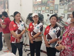 Ny. Sagung Antari Jaya Negara Tinjau Pelaksanaan Ujian Kompetensi Tata Kecantikan Anggota TP PKK Kelurahan Padangsambian