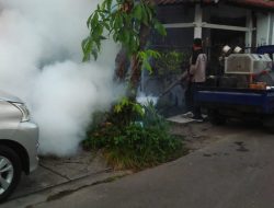 Cegah Penyebaran Virus DBD, Kelurahan Sesetan Laksanakan Fogging Fokus.