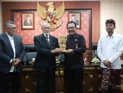 Wakil Gubernur Bali, Tjok. Oka Sukawati menerima kunjungan Wali Nanggroe Aceh