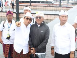 Upacara Melaspas Pelabuhan Sanur. Walikota Jaya Negara Mendem Pedagingan Di Padmasana Pelabuhan.