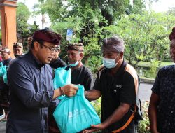 Tekan Laju Inflasi, Pemkot Denpasar Bagikan Ratusan Paket Sembako Untuk Nelayan 