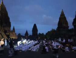 Lebih 350 Umat Hindu Gelar Persembahyangan Siwaratri di Candi Prambanan