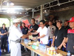 Sekda Wayan Adi Arnawa saat memberikan bantuan stimulan kepada masyarakat terdampak bencana di Kecamatan Petang, Kecamatan Abiansemal dan Kecamatan Kuta Selatan.