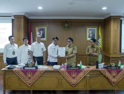 Bupati Giri Prasta didampingi Sekda I Wayan Adi Arnawa saat menerima entry meeting BPK RI Perwakilan Bali