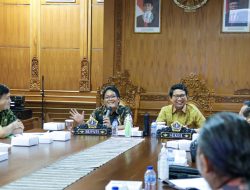 Bupati Giri Prasta didampingi Sekda Wayan Adi Arnawa saat memimpin Rakor dengan tim bantuan hukum