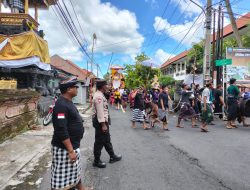 Bhabin Kesiman Kertalangu Pam Upacara Ngaben, Pastikan Kelancaran Lalin