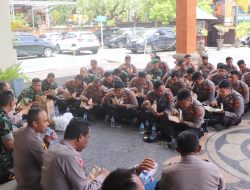 Moment Kapolresta Makan Bersama Di Sela Pengamanan Sidang Putusan SP3 Di PN Denpasar