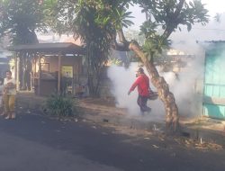 Antisipasi Demam Berdarah, Puskesmas II Denpasar Timur Lakukan Foging.