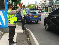 Lancarkan Aktivitas Masyarakat Pagi Hari Personil Polsek Kuta Laksanakan Pengaturan Lalu Lintas
