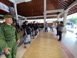 Dalam Program Aksara, Polsek Densel Latih Sipandu Beradat Desa Intaran 12 Gerakan Lalu Lintas