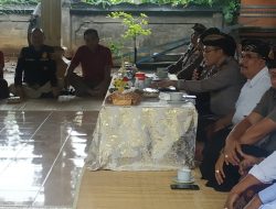 Kapolsek Denpasar Barat Dalam Kegiatan Jumat Curhat Dampingi Kapolresta Denpasar Bersama Tokoh Adat Dan Pemerintahan