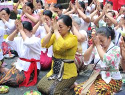 Hari Raya Siwaratri, TP PKK Kota Denpasar Tirta Yatra ke Pura Taman Pecampuhan Bangli