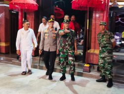 Kapolsek Kuta Dampingi Kapolresta Denpasar Pemantauan Persembahyangan Sambut Tahun Baru Imlek Vihara Dharmayana
