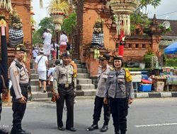 Personil Polsek Denpasar Timur (Dentim) Atensi Piodalan di Pura Dalem Agung Pengrebongan