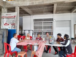 Bhabinkamtibmas Desa Dauh Puri Kaja ajak masyarakat untuk selalu hidup rukun dan damai.