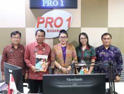 Ketua TP PKK saat menjadi narasumber dalam dialog interaktif di RRI Singaraja dan Radio Semeton Takdir Seririt