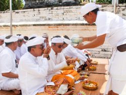 Walikota Jaya Negara ‘Ngaturang Bhakti Pujawali’ di Pura Luhur Uluwatu