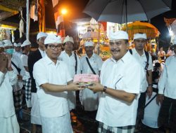 Sekda Adi Arnawa Hadiri Piodalan di Pura Dalem Babakan Ulun Uma Gulingan
