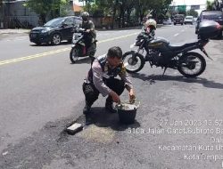 Pelayanan Prima Bhabinkamtibmas Desa Padangsambian Kaja Polsek Denbar Tambal Jalan Berlobang