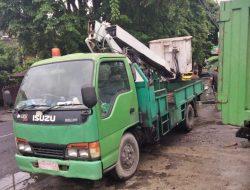Kelurahan Panjer bekerjasama dengan DLHK Kota Denpasar Lakukan Perompesan Pohon