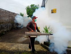 Cegah Penyebaran Virus DBD, Kelurahan Penatih Laksanakan Foging