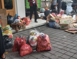 Bank Sampah Kreneng BerseriLakukan Gotong Royong Pilah Sampah