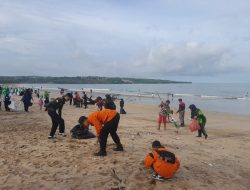 Bhabinkamtibmas Jimbaran Bersama Jamaah Mesjid Jami Baitul Mustaqin Lakukan Aksi Bersih Pantai