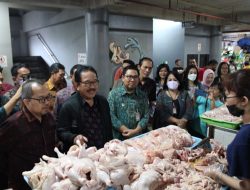 Wakil Walikota Denpasar, I Kadek Agus Arya Wibawa bersama Sekda Kota Denpasar, IB Alit Wiradana saat mendampingi Wakil Gubernur Bali