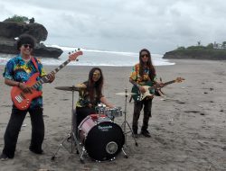 “Traveling in time” lagu ke 3 AKATRI band memilih Yeh Gangga Beach Tabanan untuk pembuatan Video klipnya.