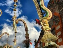Umat Hindu di Bali mulai sibuk membuat penjor untuk Sambut Hari Raya GALUNGAN