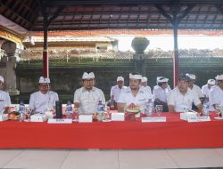 Sekda Wayan Adi Arnawa menghadiri upacara melaspas, pedudusan alit medasar caru balik sumpah madya di Pura Dalem Batur