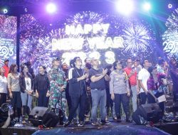 Bupati Nyoman Giri Prasta bersama Ketua DPRD Putu Parwata dan Sekda Adi Arnawa saat malam pergantian tahun 2022-2023 di kawasan Tsunami Shelter Pantai Kuta.