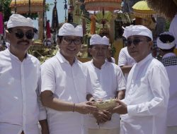 Sekda Wayan Adi Arnawa menghadiri sekaligus melaksanakan persembahyangan saat karya pujawali di Pura Luhur Uluwatu