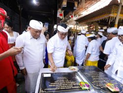 Bupati Giri Prasta Hadiri Upacara Nyenuk dan Mekebat Daun di Pura Ratu Made Desa Adat Bualu