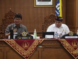 Sekda Wayan Adi Arnawa saat memimpin Rapat Koordinasi dan Sosialisasi Penyusunan LPPD di Ruang Kriya Gosana