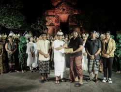 Sekda Adi Arnawa saat menghadiri dan menyaksikan langsung pertunjukan seni di Puri Rangki, Abianbase