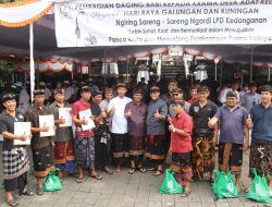 HUT Lembaga Perkreditan Desa (LPD) ke-32Sekda Adi Arnawa Serahkan Paket Daging Babi