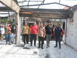 Sekda Wayan Adi Arnawa meninjau lokasi Rumah Toko (Ruko) yang terbakar di Desa Buduk Mengwi Badung