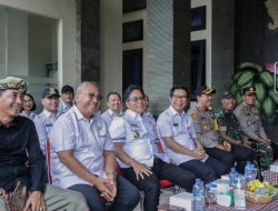 Bupati Badung I Nyoman Giri Prasta saat menyerahkan bantuan kepada korban musibah bencana