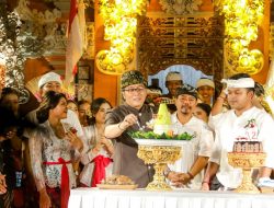 Bupati Giri Prasta Hadiri Puncak HUT ST. Surya Chandra Ke-32 Banjar Kedewatan