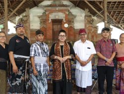 Ketua Dekranasda Bali Dalam Tatap Muka dengan Penenun Gringsing di Tenganan.