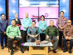 Ketua TP PKK Provinsi Bali Ny. Putri Koster saat menjadi salah satu narasumber dalam acara Perempuan Bali Bicara