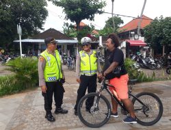 Pastikan Keamanan dan Kenyamanan Wisatawan Personil Polsek Densel Laksanakan Patroli Dialogis