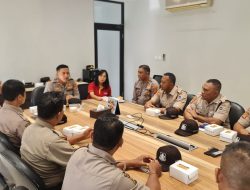 Melatih Disiplin Satpam, Polsek Denpasar Barat Laksanakan Program Aksara
