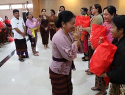Ny. Antari Jaya Negara Serahkan Bantuan Ratusan Paket Sembako Kepada Kader PKK Kecamatan.