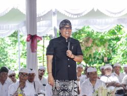 Bupati Giri Prasta Tinjau Subak Gede Tri Bhuana Giri Pasedahan Yeh Lauh.